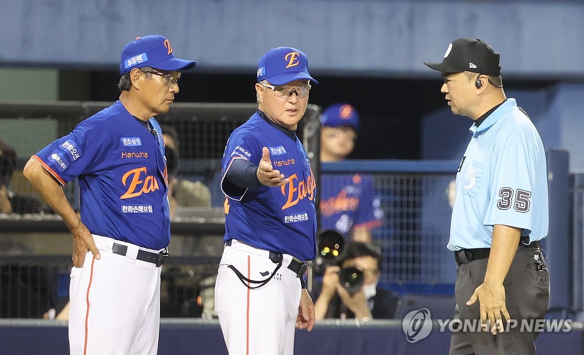 심판에게 <b>항의</b>하는 <b>김경문 감독</b>