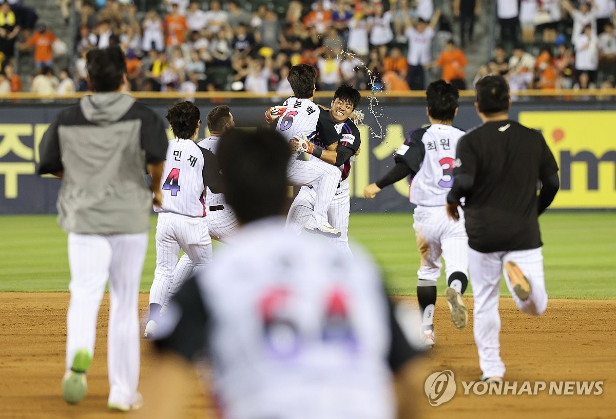 <b>천성호 끝내기</b> 안타로 1위 자리 사수한 LG