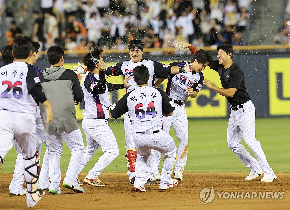 <b>천성호 끝내기</b> 안타로 1위 자리 사수한 LG