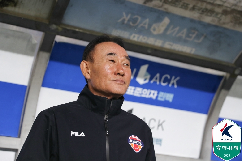 '울산 <b>데뷔전 승리</b>' <b>신태용</b> "궂은 날씨에 1만명 이상 온 팬들 덕"