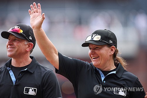 <b>MLB</b> 150년 만에 최초 <b>여성 심판 파월</b>, 1루심으로 역사적인 데뷔