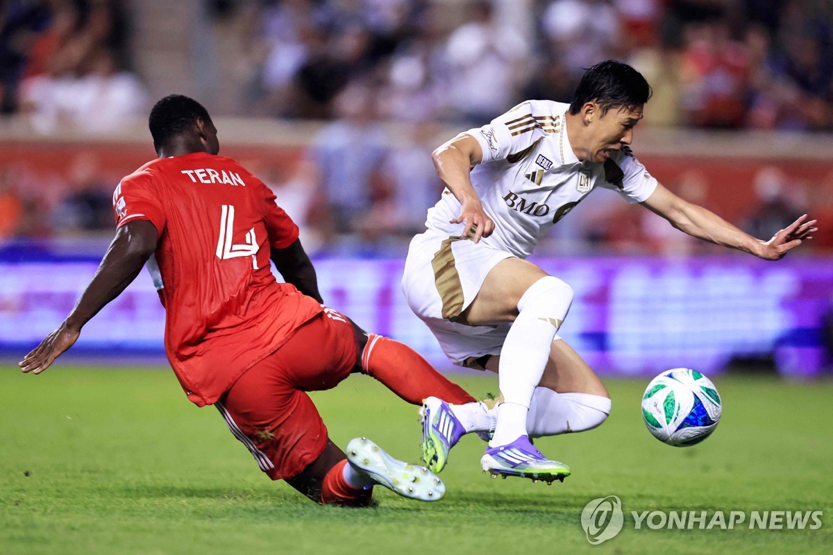 <b>손흥민</b>, <b>MLS</b> 데뷔전서 동점 PK 유도…LAFC 2-2 무승부에 한몫(종합)