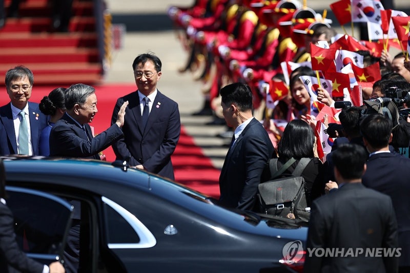 서울공항 도착한 또 <b>럼 베트남</b> 당 <b>서기장</b>