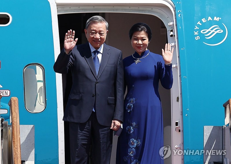 또 <b>럼 베트남</b> 당 <b>서기장</b>, 서울공항 도착