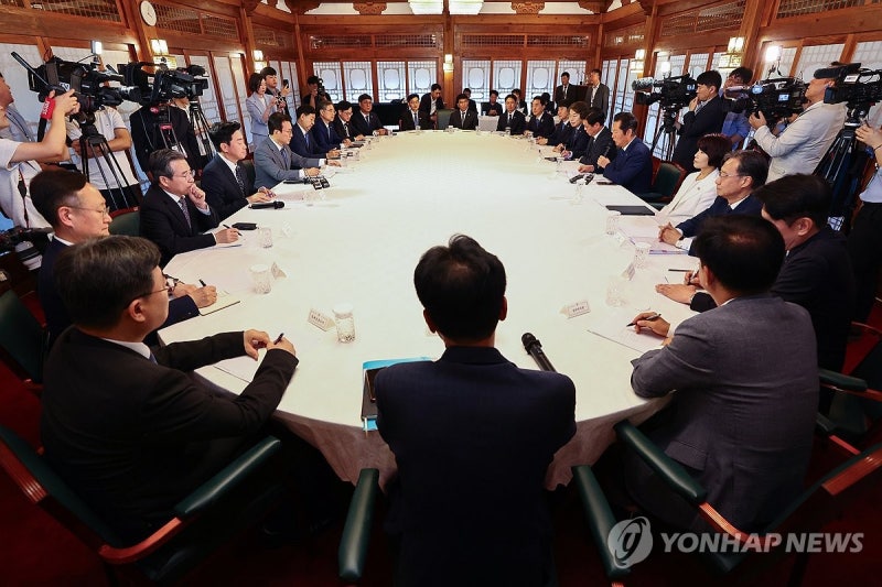당정, <b>주식 양도세</b> '대주주 기준' 논의…"추이 지켜보며 <b>숙고</b>"