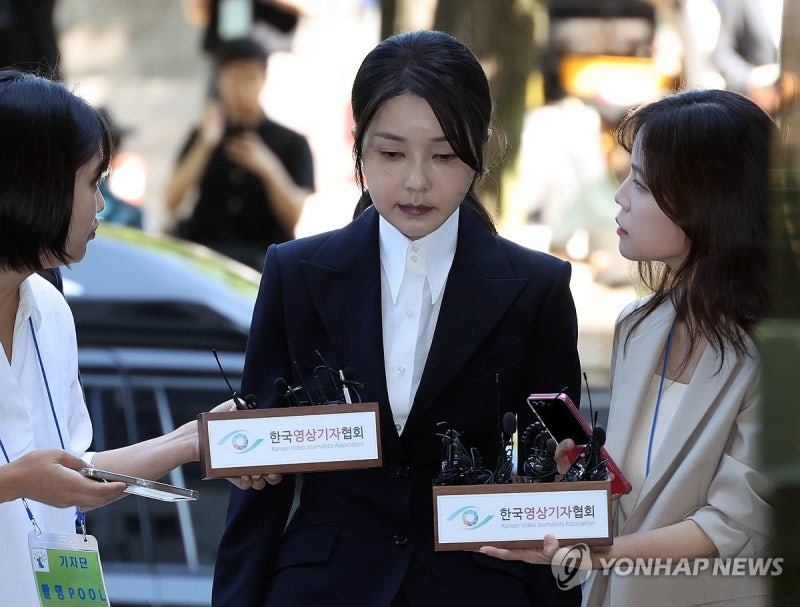 <b>김건희</b>, <b>구속심사</b> 받기 위해 서울중앙지법 도착…'묵묵부답'