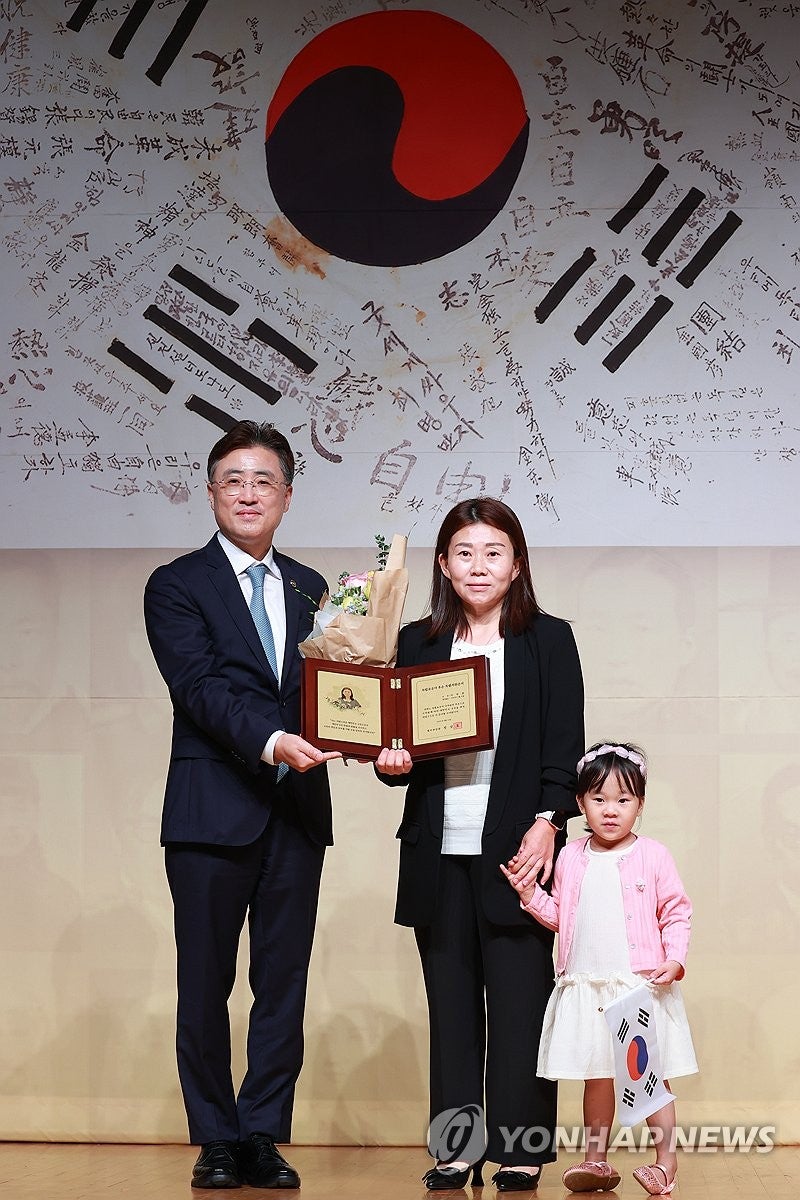 <b>독립유공자 후손 국적</b>증서 수여