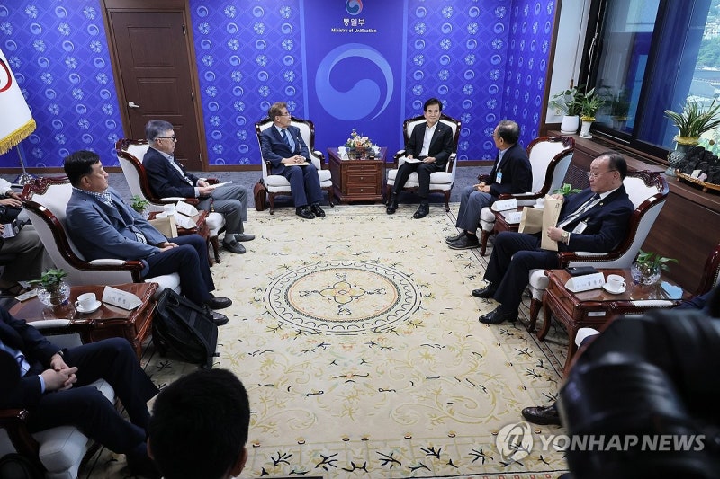 <b>금강산</b> 기업인들 만난 <b>정동영</b> 장관