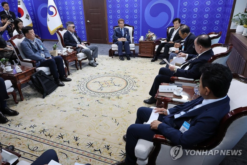 <b>금강산</b> <b>기업</b>인들 만난 <b>정동영</b> 장관