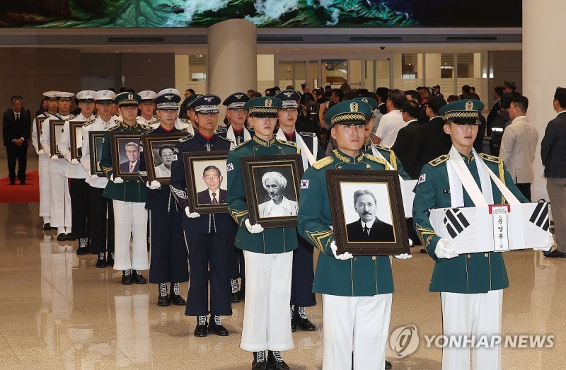 국외 안장 <b>독립유공자 유해 영접</b>식