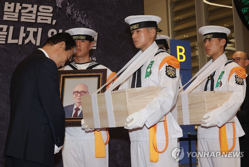 국외 안장 <b>독립유공자 유해 영접</b>하는 권오을 장관