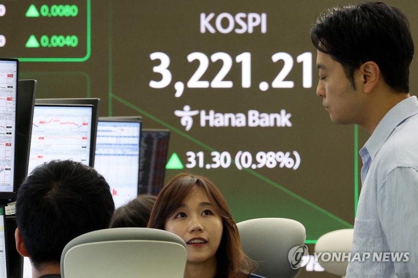 미 CPI 훈풍에 상승 출발하는 코스피 (서울=연합뉴스) 이동해 기자 = 13일 서울 중구 하나은행 딜링룸 스크린에 코스피가 표시돼 있다.     이날 코스피와 코스닥지수는 오름세로, 원/달러 환율은 내림세로 거래를