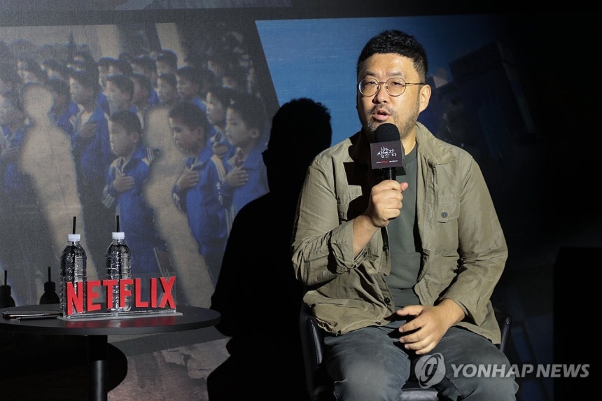 인사말하는 조성현 PD (서울=연합뉴스) 류효림 기자 = 조성현 PD가 13일 서울 용산구 CGV 용산아이파크몰점에서 열린 넷플릭스 다큐멘터리 시리즈 '나는 생존자다' 제작발표회에서 인사말을 하고 있다. 2025.8