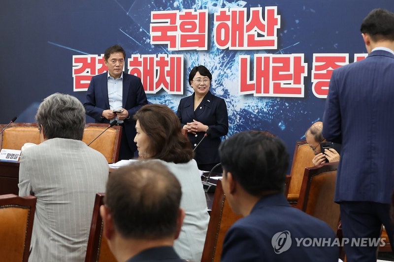 조국<b>혁신당 지도부</b> 임기 단축 결정…'조국 체제' 복귀 수순