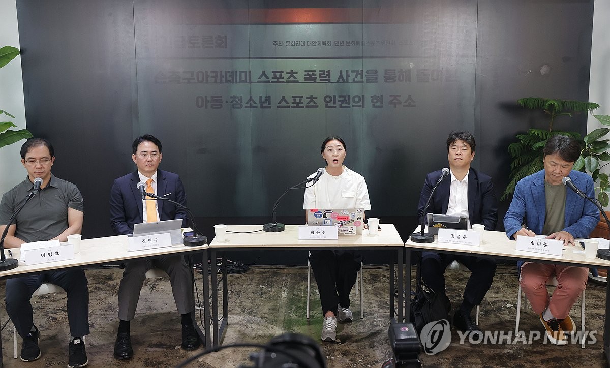 중학교 <b>씨름부</b> 감독, 삽으로 선수 <b>폭행</b>…"폭력 대책 발표하라"