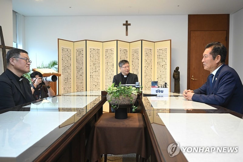 <b>정순택 대주교</b> 예방하는 <b>정청래</b> 대표