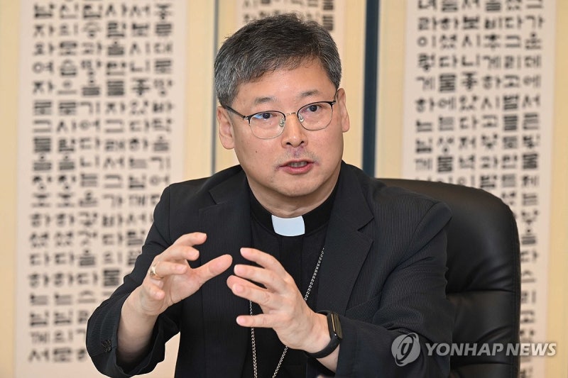 <b>정청래</b> 대표와 대화하는 <b>정순택 대주교</b>