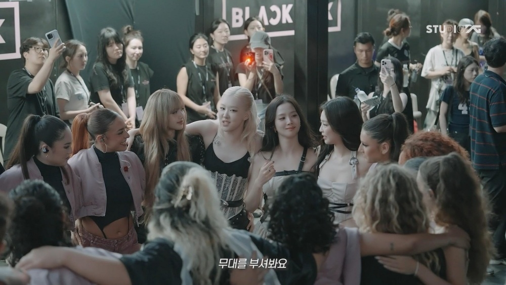 블랙핑크 "오랜만의 <b>완전체</b>에 행복"…고양 콘서트 비하인드 공개