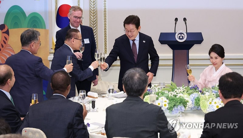이재명 <b>대통령</b>, <b>주한외교단 만찬</b> 건배