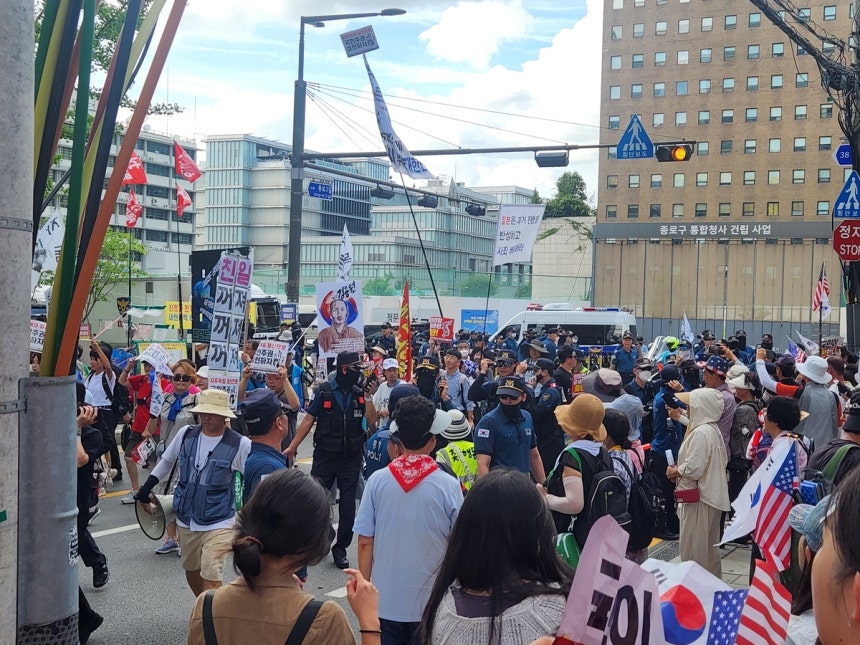 행진 과정에서 마주친 촛불행동 집회 참가자와 자유통일당 집회 참가자 [촬영 이율립]
