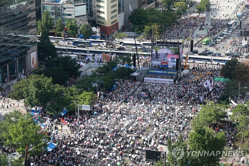 대국본 주최 광화문 국민대회 (서울=연합뉴스) 신현우 기자 = 16일 서울 세종대로에서 대한민국바로세우기국민운동본부 주최 '8·16 광화문 국민대회'가 열리고 있다. 2025.8.16 nowwego@yna.co.kr