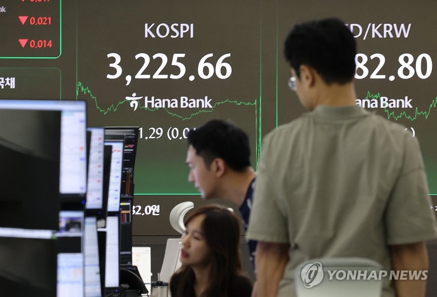 코스피 (서울=연합뉴스) 서명곤 기자 = 14일 서울 중구 하나은행 본점 딜링룸에서 딜러들이 대화하고 있다. 2025.8.14 seephoto@yna.co.kr