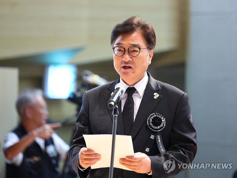 추모사하는 <b>우원식 국회의장</b>