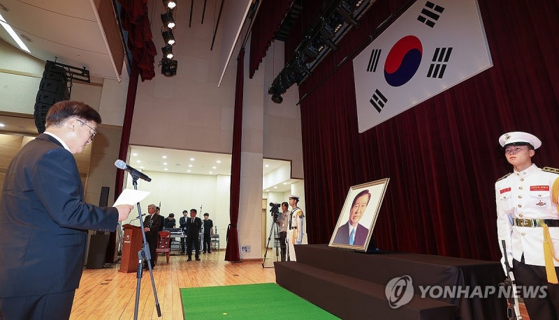 추모사하는 <b>우원식 국회의장</b>