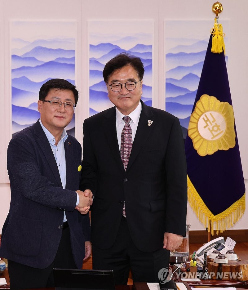 김성환 환경부 장관 만난 <b>우원식 국회의장</b>