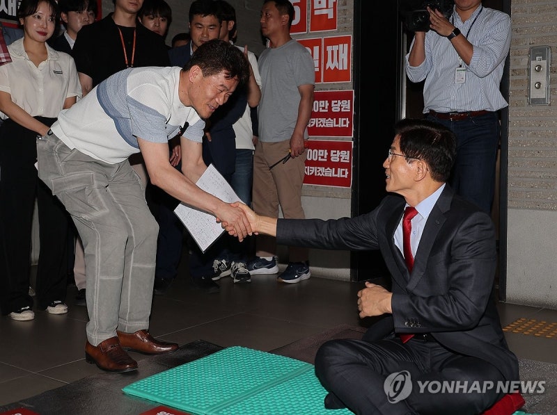 <b>김문수</b> <b>후보</b>와 악수하는 <b>전한길</b> 씨