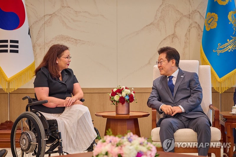 李<b>대통령</b>, 美 <b>상원의원</b>들 <b>접견</b>…"조선협력 성과 거두길"