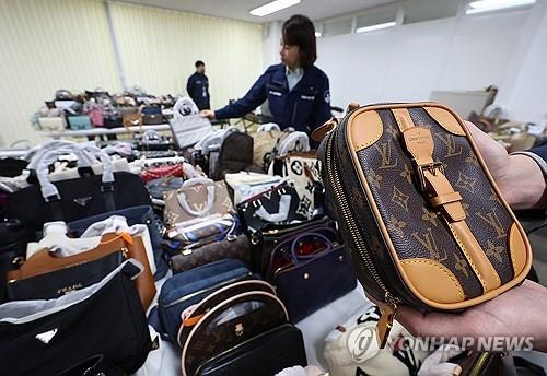 "온라인서 모르고 샀는데 가품…환급하려니 절차 복잡해 포기"