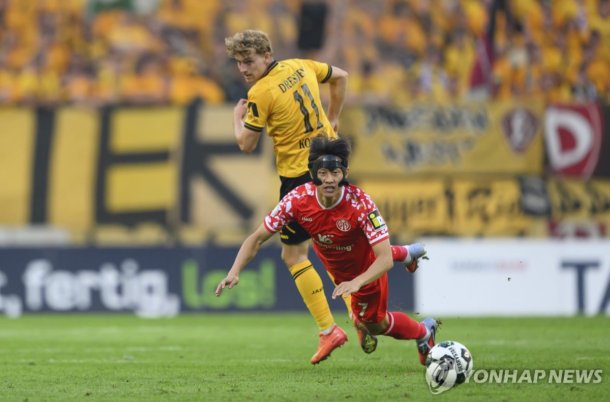 '마스크맨' <b>이재성</b> 15분 출전…독일축구 <b>마인츠</b>, <b>컵대회</b> 2R 진출