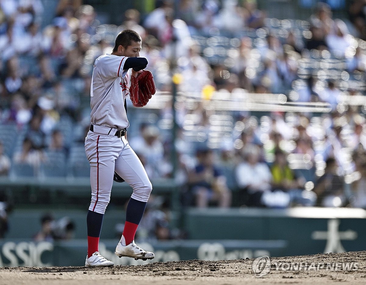 땀 닦는 <b>교토국제고</b> 투수 니시무라