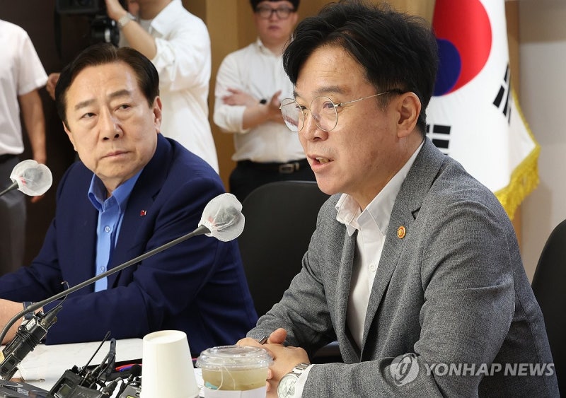 발언하는 <b>김영훈</b> 노동부 <b>장관</b>