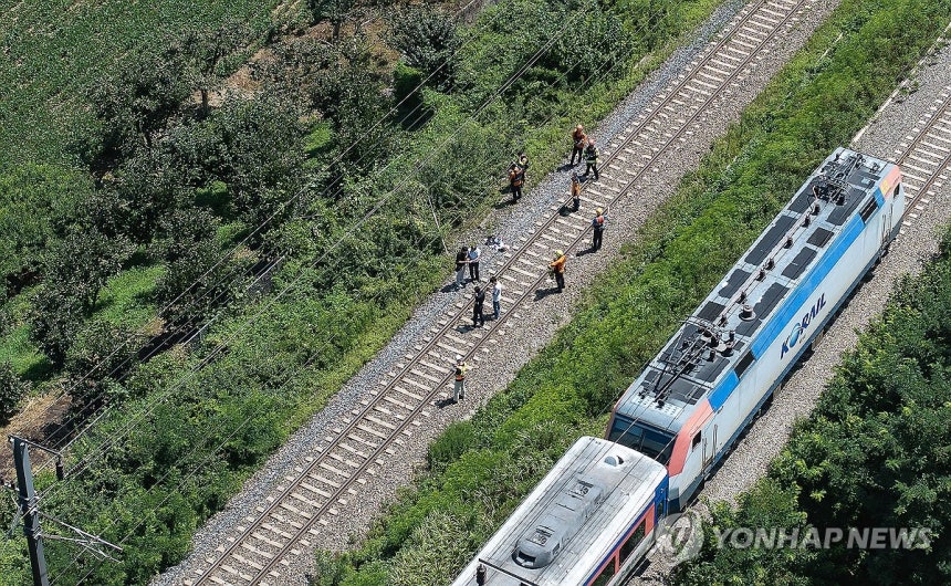 사망사고 난 철길(청도=연합뉴스) 윤관식 기자 = 무궁화호 열차가 선로 인근에서 작업 중이던 근로자 7명을 치는 사고가 발생한 19일 경북 청도군 화양읍 삼신리 청도소싸움 경기장 인근 경부선 철로에서 경찰과 소방,