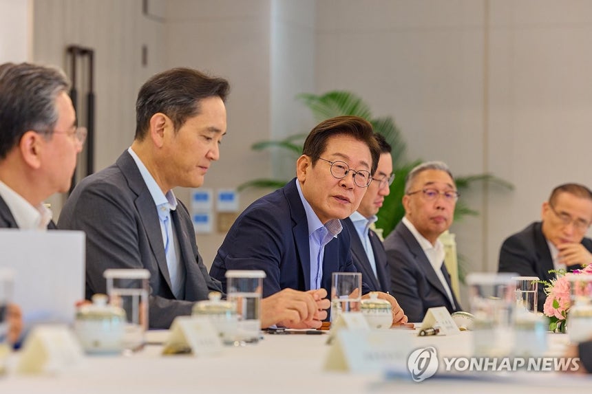 이재명 대통령, 미일 순방 경제인 간담회 (서울=연합뉴스) 이재명 대통령이 19일 서울 용산 대통령실 청사에서 미일 순방 경제인 간담회를 하고 있다.      왼쪽부터 장재훈 현대차 부회장, 이재용 삼성전자 회장,