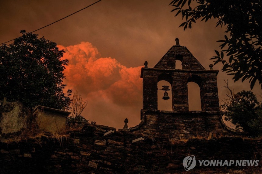 16일 갈리시아 지방 산불 [로이터 연합뉴스]