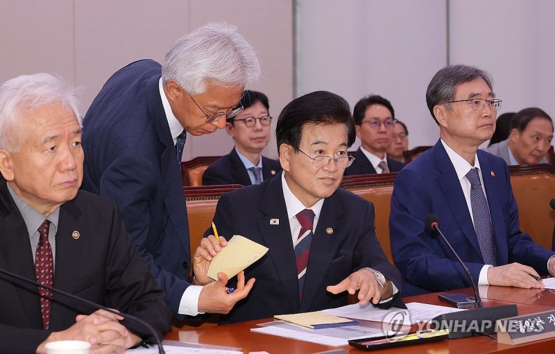 자료 살피는 <b>정동영 장관</b>