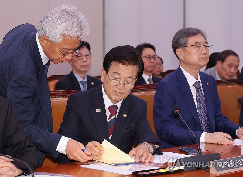 자료 살피는 <b>정동영 장관</b>