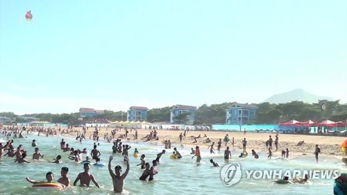 바다에서 해수욕 즐기는 북한 주민들 모습 [조선중앙TV=연합뉴스. 국내에서만 사용가능. 재배포 금지. For Use Only in the Republic of Korea. No Redistribution]
