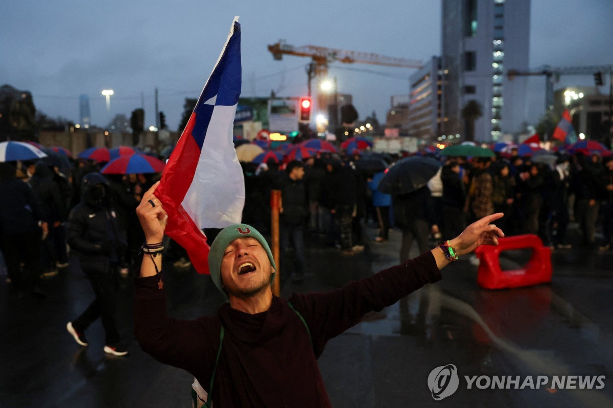 남미 <b>축구</b>서 <b>관중</b> 집단 난투극…100명 이상 체포·20여명 부상