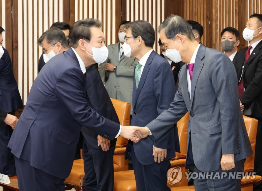 한덕수 국무총리와 인사하는 윤석열 대통령 [연합뉴스 자료사진]