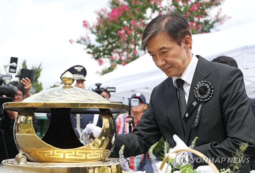 조국 전 대표, 김대중 전 대통령 묘역 참배 [연합뉴스 자료사진]
