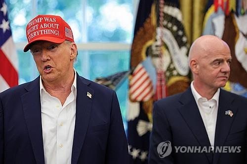 트럼프, '<b>인텔 지분</b> 10% <b>인수</b>' 거론하며 "그런 거래 더 할 것"