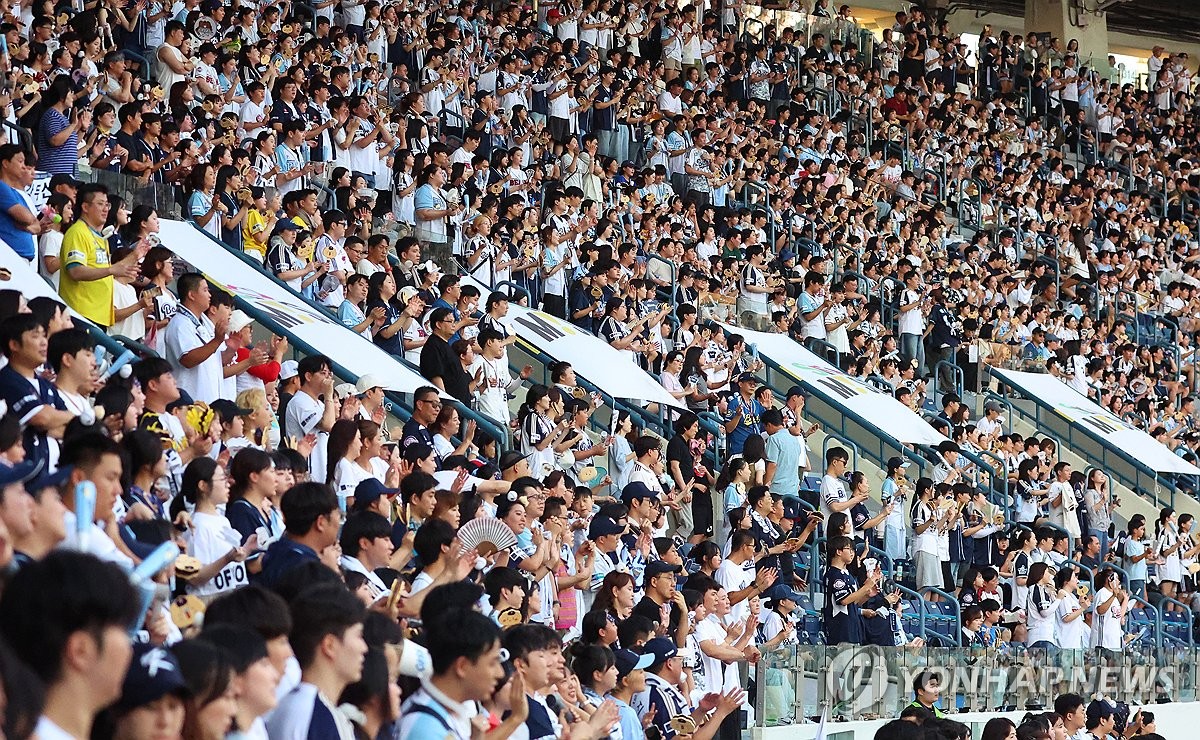 <b>프로야구</b> 지난해보다 더 빨리 <b>천만관중</b> 돌파