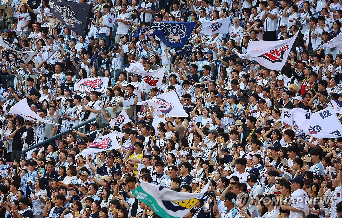 <b>프로야구</b> 2년 연속 <b>천만관중</b> 시대