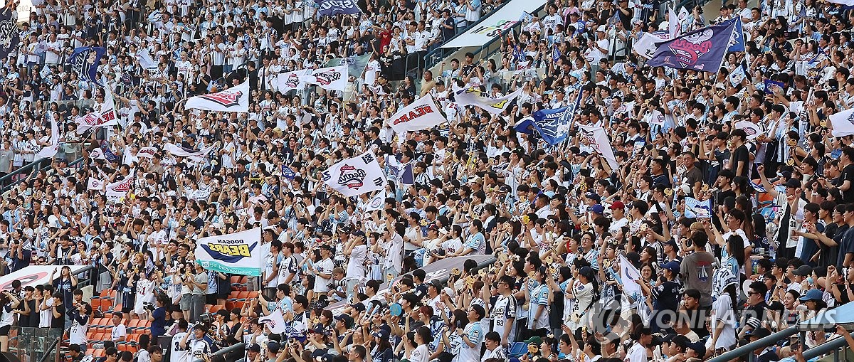 <b>프로야구</b> 지난해보다 더 빨리 <b>천만관중 돌파</b>