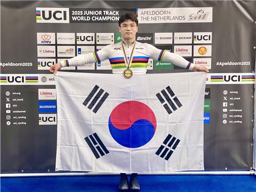 사이클 <b>최태호</b>, 세계주니어선수권 <b>스프린트</b> 금메달…2종목 제패