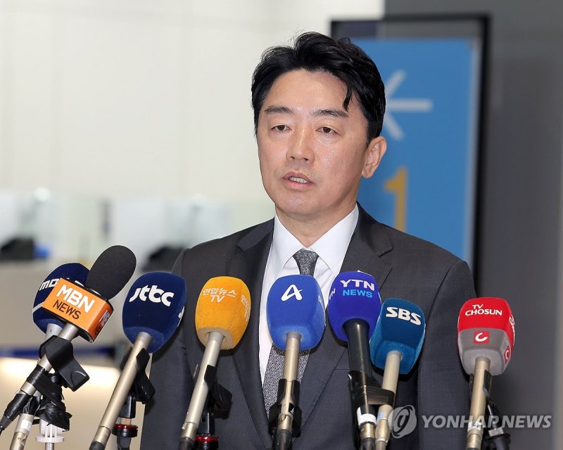 <b>강훈식</b>, 李<b>대통령 방미</b> 합류 위해 출국…"한마디라도 더 설득"